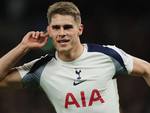 MU săn Van de Ven giá rẻ khi Spurs đua trụ hạng