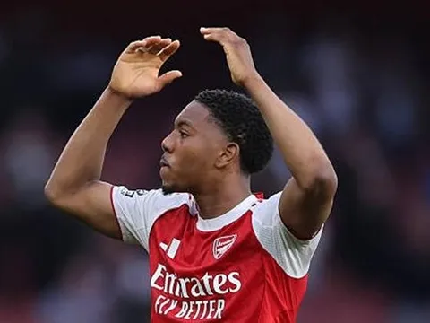 Sao trẻ Arsenal xúc động khi được fan Emirates hô vang tên