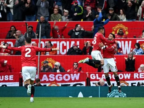 Neville kinh ngạc khi MU dẫn Liverpool 2-0 sau 14 phút