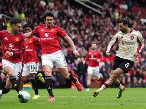 Szoboszlai trừng phạt sai lầm của MU, Liverpool rút ngắn tỷ số