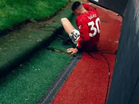 Konate đẩy văng Sesko vào bảng quảng cáo tại Old Trafford