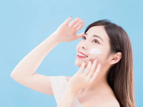 Chiêu nhỏ khi bôi kem chống nắng giúp hạn chế nám, tàn nhang mà nhiều người bỏ qua