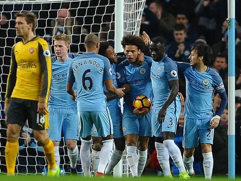 2 bàn thắng của Man City đều việt vị, trọng tài cướp điểm của Arsenal