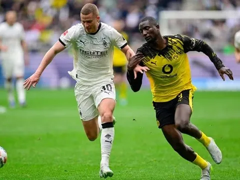 Hạ Dortmund ở phút 90, Gladbach chính thức trụ hạng