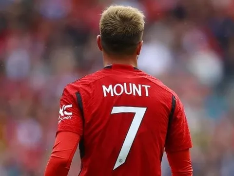 Neville ủng hộ Man Utd đẩy đi Mason Mount