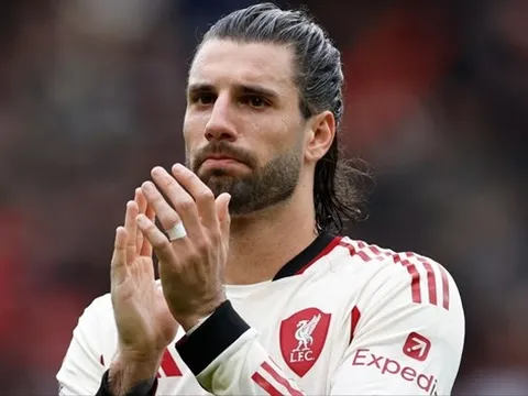 Fan MU mỉa mai hành động cay cú của Szoboszlai tại Old Trafford