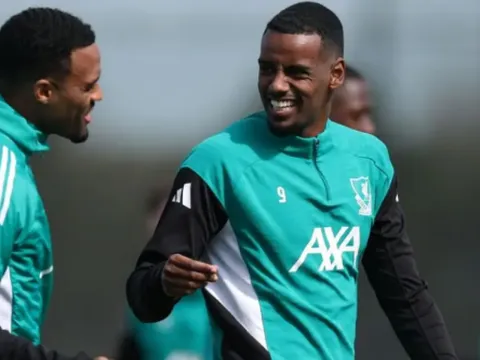 Arne Slot báo tin vui về Alexander Isak sau trận thua MU