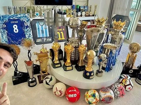 Cựu sao Chelsea gây sốt với bộ sưu tập cúp sau giải nghệ