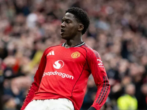 Kobbie Mainoo là chứng nhân lịch sử tại Old Trafford