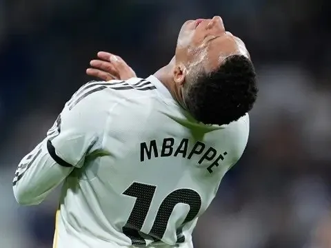 Đi nghỉ mát ồn ào, Mbappe chọc giận phòng thay đồ Real