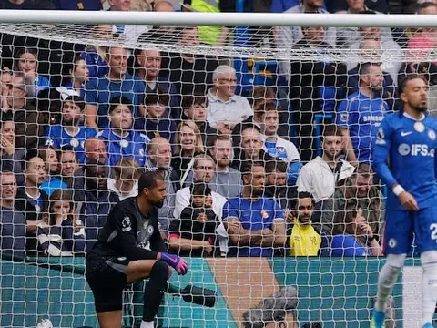 Carragher chê hàng thủ Chelsea lười biếng và vô kỷ luật