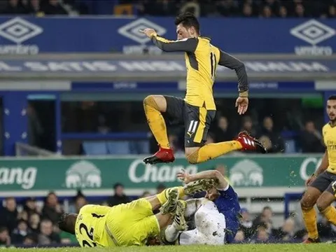 Everton 2-1 Arsenal: Pháo thủ tự bắn vào chân