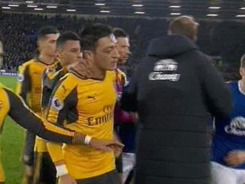 Cầu thủ suýt đánh nhau trận Arsenal thua Everton
