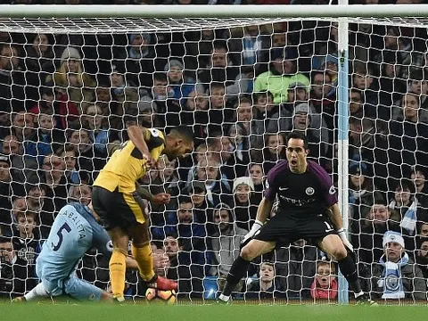 Bàn thắng của Walcott vào lưới Man City