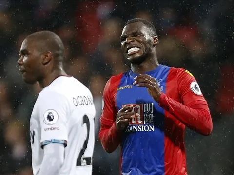 Sốc: Benteke đi đến đâu, HLV mất việc đến đó