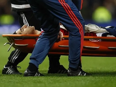 CẬN CẢNH: Mkhitaryan tỏa sáng, rồi rời sân... trên cáng