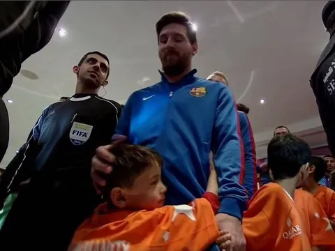 Cậu bé mặc áo Messi làm từ túi nilon quấn quýt bên thần tượng