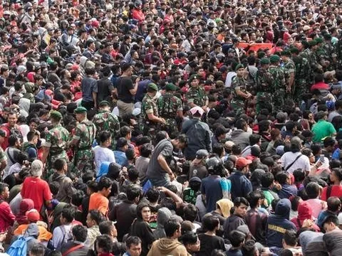Biển người Indonesia khổ sở săn vé chung kết AFF Cup