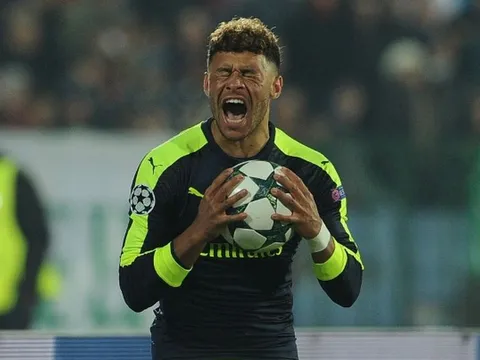 Chamberlain không hạnh phúc, Wenger thêm đau đầu