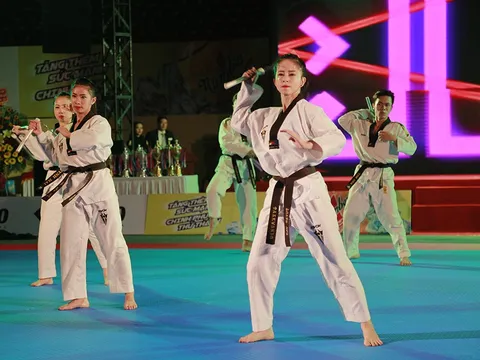 Châu Tuyết Vân múa côn nhị khúc, biểu diễn võ tự vệ điêu luyện