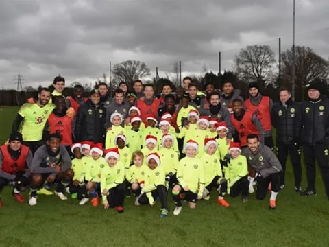 Chelsea liên tục nhận quà Noel trên sân tập