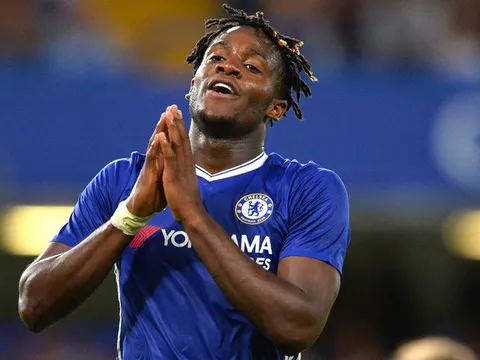 Chelsea thắng, CĐV vẫn bực bội với Conte vì Batshuayi