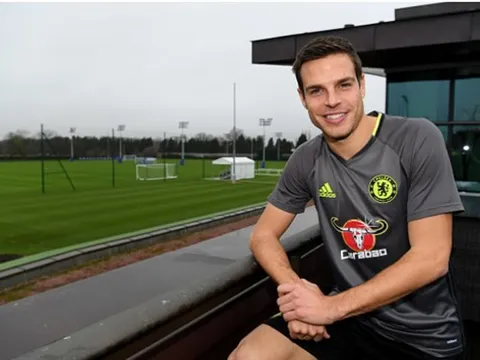 Chốt xong hợp đồng mới, Azpilicueta tươi rói trên sân tập của Chelsea