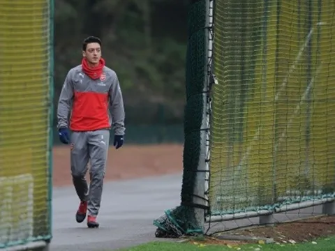 Chùm ảnh: Per Mertesacker trở lại, Arsenal tập luyện chuẩn bị giáng sinh