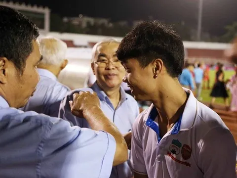 Công Phượng sành điệu, rạng rỡ gặp chủ tịch VFF