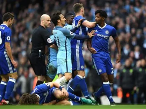 Conte 'điên máu' trước nguy cơ Chelsea bị trừ điểm
