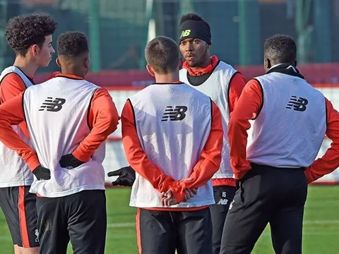 Daniel Sturridge 'lên mặt' với đàn em trên sân tập