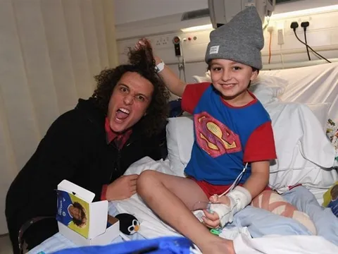 David Luiz bị fan nhí nắm tóc 'hành hạ' khi đi phát quà cùng Chelsea