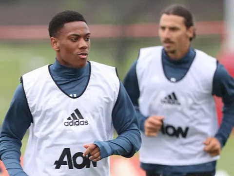 Điểm tin sáng 17/12: Martial gặp vấn đề vì Ibra; Pep sốc văn hoá Ngoại hạng Anh