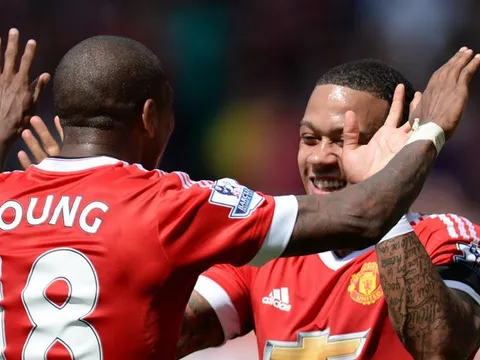 Điểm tin sáng 22/12: Mourinho khó xử vì 2 sao Man Utd; Balotelli gây hoạ tại Ligue 1