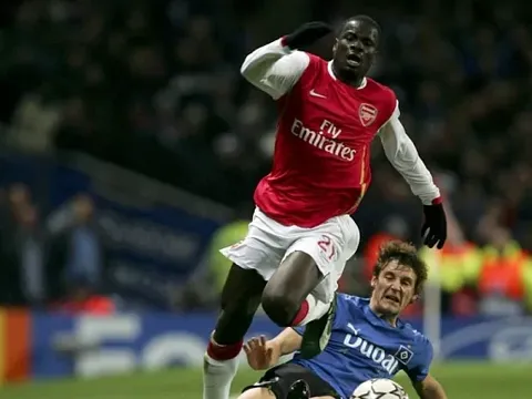Eboue xin giải nghệ để đi chăm chó của Nữ hoàng
