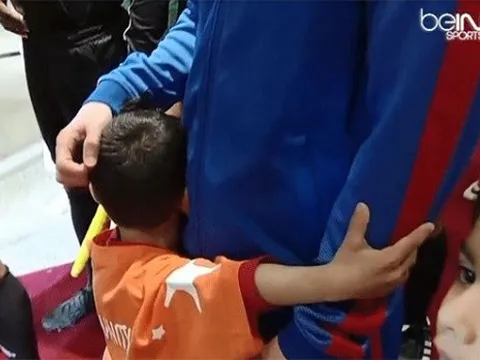 Fan nhí khiến Messi 'điêu đứng' trong trận giao hữu với Al Ahli