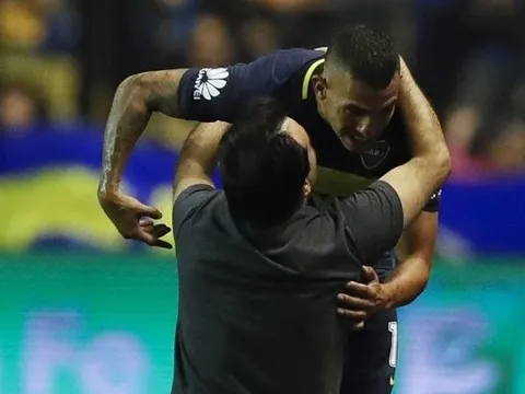 Fan quỳ gối xin Tevez đừng tới Trung Quốc