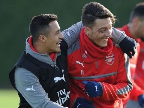 Giám đốc Arsenal báo tin vui về tương lai Sanchez, Oezil