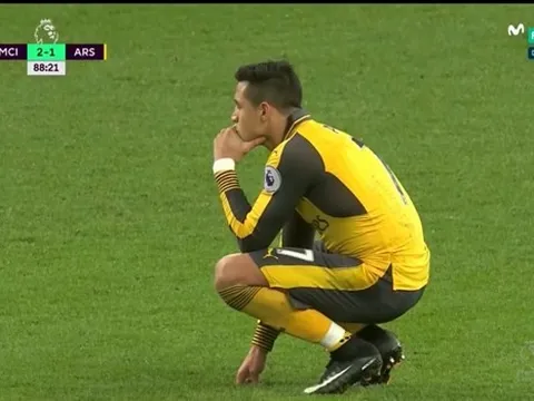 Góc Arsenal: Sanchez gục xuống, dấu chấm hết là đây