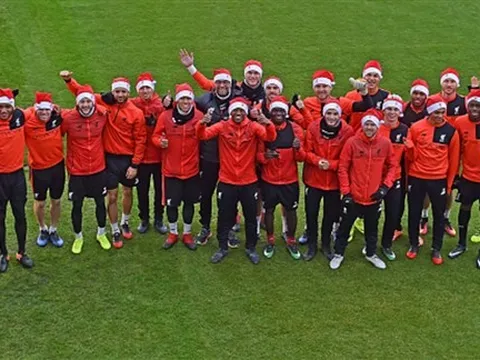 Hàng chục ông già Noel xuất hiện trên sân tập của Liverpool