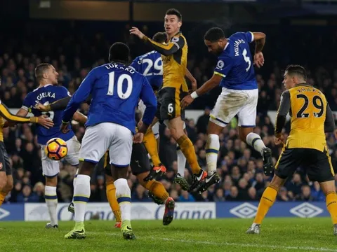 Thua Everton, Arsenal lộ điểm yếu