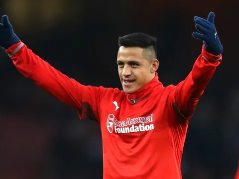 HLV Wenger tặng quà giáng sinh sớm cho Sanchez
