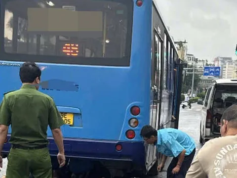 Hơn chục người hợp sức nâng xe buýt cứu nữ tài xế mắc kẹt dưới gầm