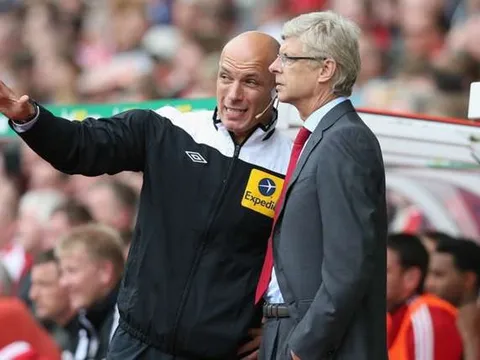 Howard Webb khiến CĐV Arsenal "sướng phát điên"