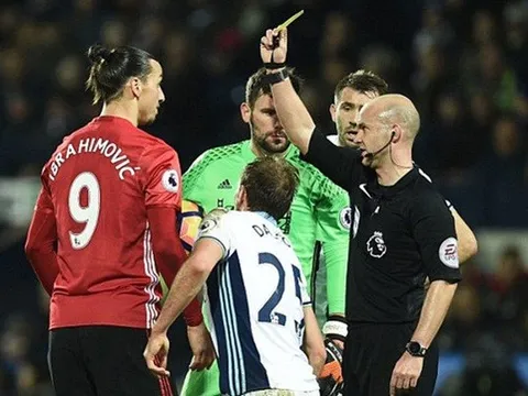 Đánh người lộ liễu, Ibrahimovic suýt bị đuổi khỏi sân