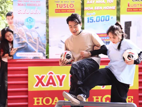 Cris Phan và Mai Quỳnh Anh “lăn xả” trong thau bột, trao hơn 250 triệu đồng cho trẻ em nghèo