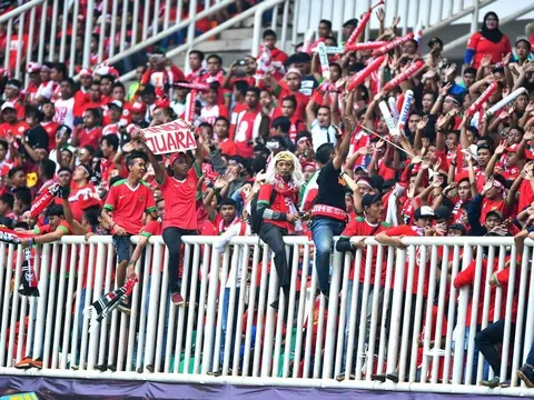 Fan Indonesia trèo rào cổ vũ đội nhà đánh bại Thái Lan