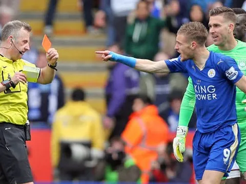Jamie Vardy vào bóng 2 chân triệt hạ đối phương