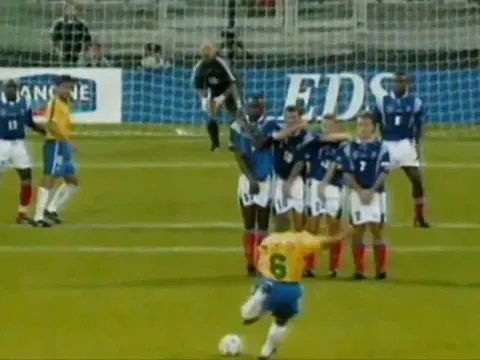 Khi Roberto Carlos "đóng cọc"