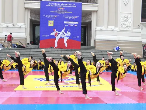 Võ sinh Taekwondo đội mưa khuấy động không khí Nhà hát lớn TP.HCM